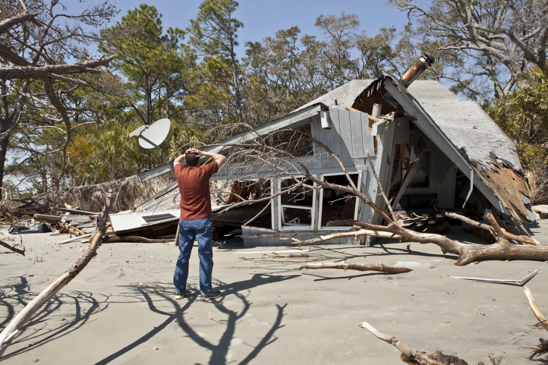 découvrez comment préparer votre maison aux catastrophes naturelles avec des conseils pratiques et des stratégies efficaces pour assurer la sécurité de votre famille et la protection de votre domicile. anticipez les imprévus avec notre guide complet.