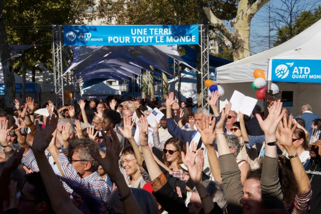 découvrez pourquoi les français se montrent méfiants envers l'assurance, tandis qu'un quart d'entre eux a un comportement irréprochable dans ce secteur.