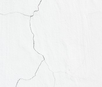 découvrez comment identifier et réparer les fissures et lézardes dangereuses pour assurer la sécurité et la stabilité de vos constructions.