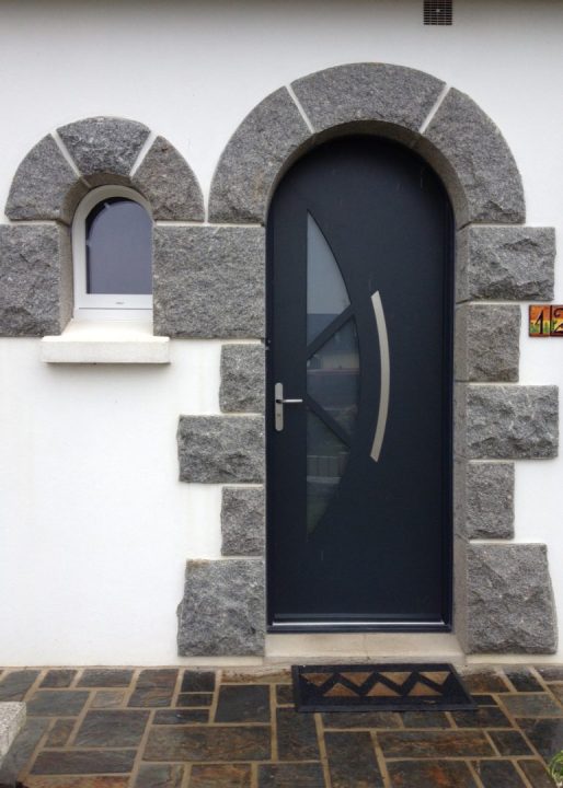 découvrez comment sécuriser votre maison de manière économique pendant les vacances de printemps pour partir l'esprit tranquille.